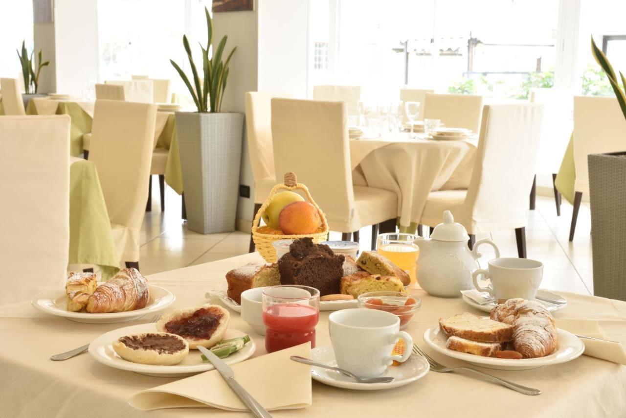 Hotel Ristorante La Marina Mhotelsgroup San Bartolomeo Al Mare Exteriér fotografie